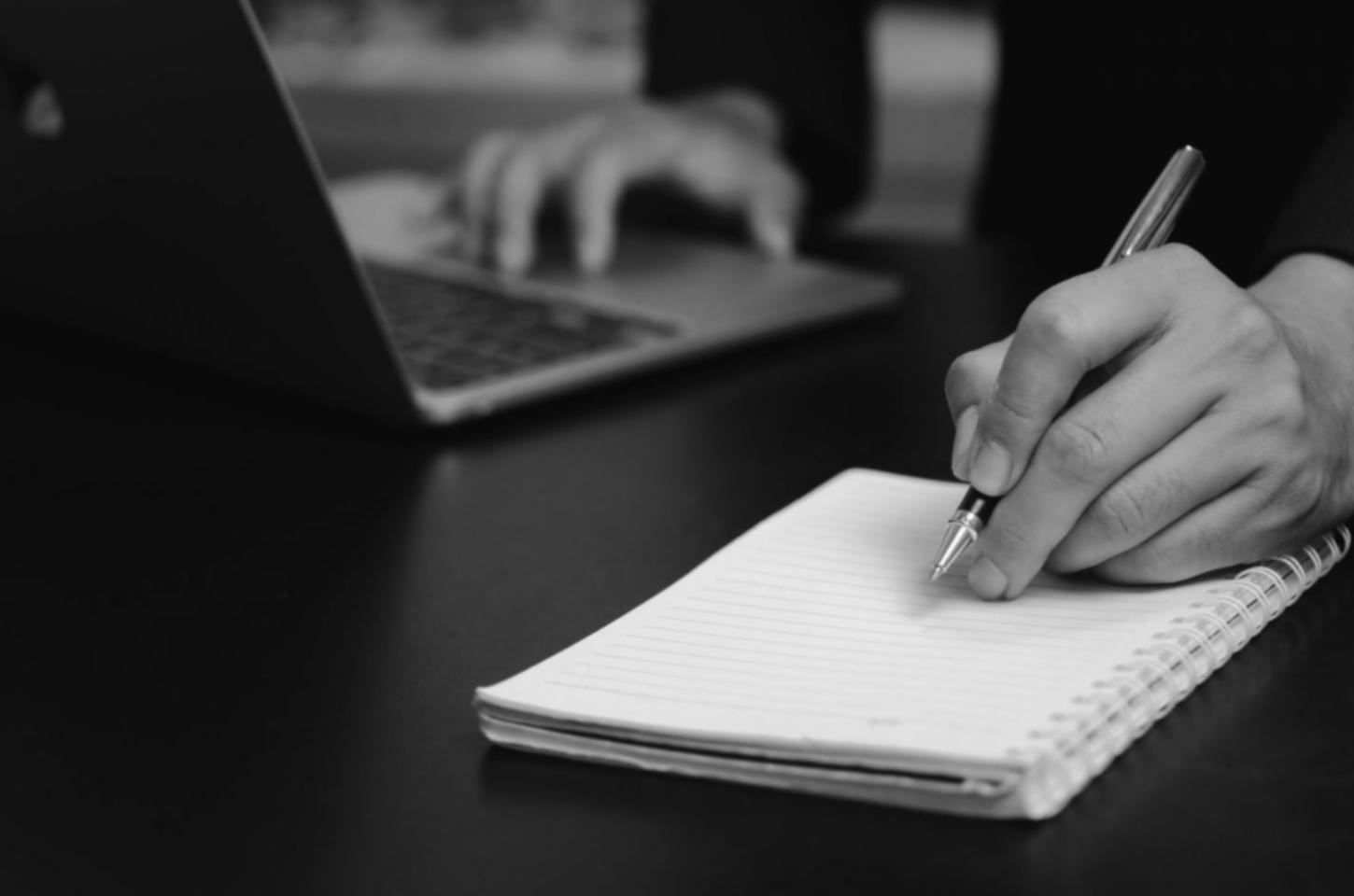 Team di istruttori durante sessione di formazione pratica