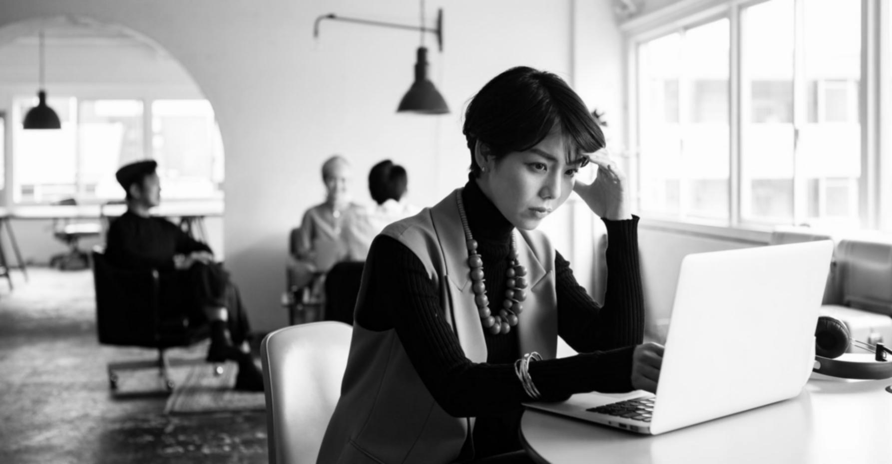 Team aziendale durante formazione SEO locale collaborativa