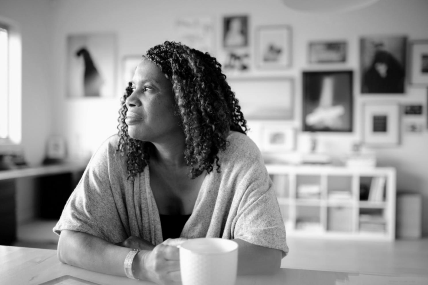 Studenti che apprendono SEO locale in ambiente collaborativo